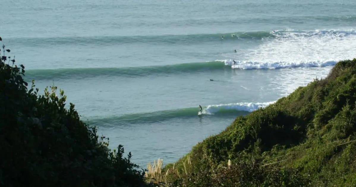Spot de surf pays basque avec des vagues dans le cadre d'un surfcamp organisé par The Family Bike.