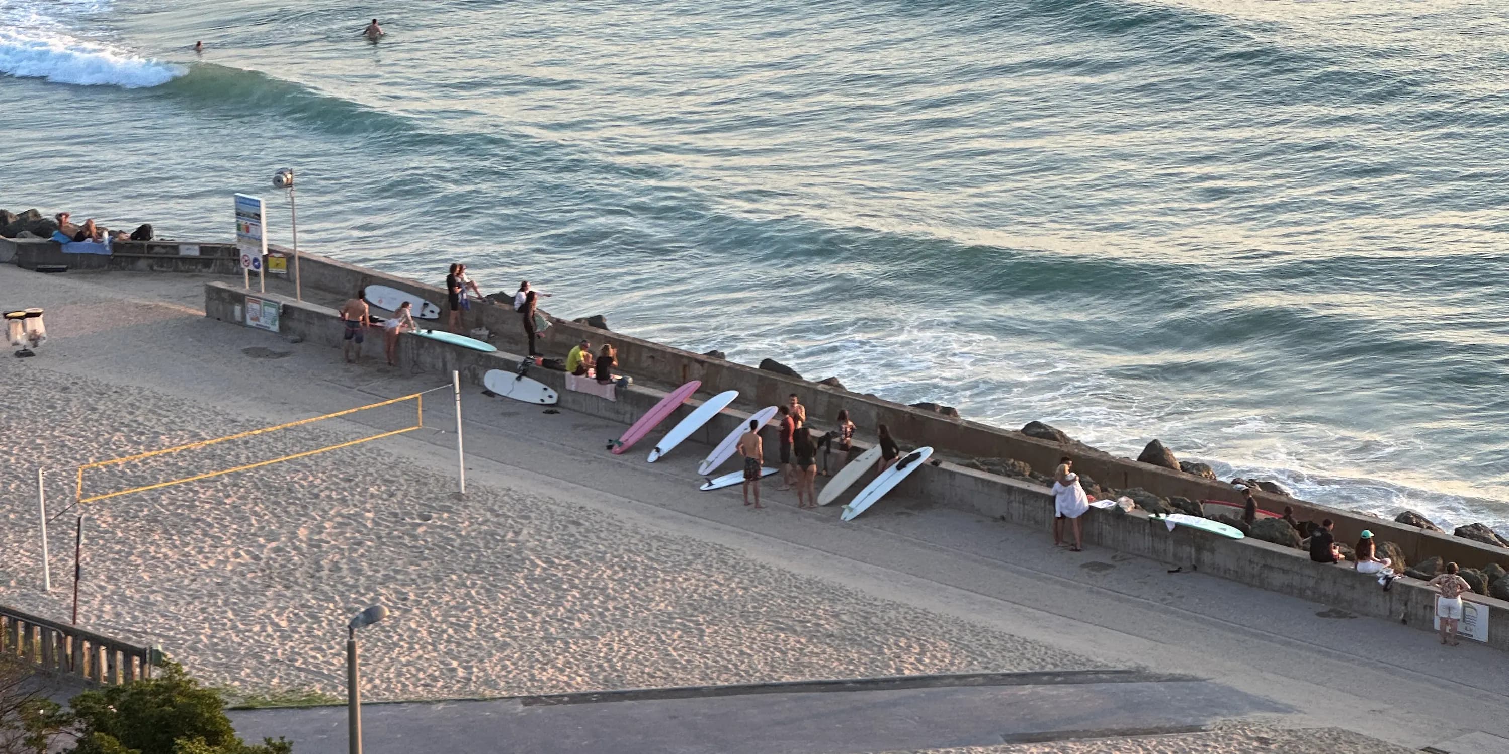 Coucher de soleil après un cours de surf à Biarritz dans le cadre d'un surfcamp dans le sud ouest de la France avec The Family Bike.