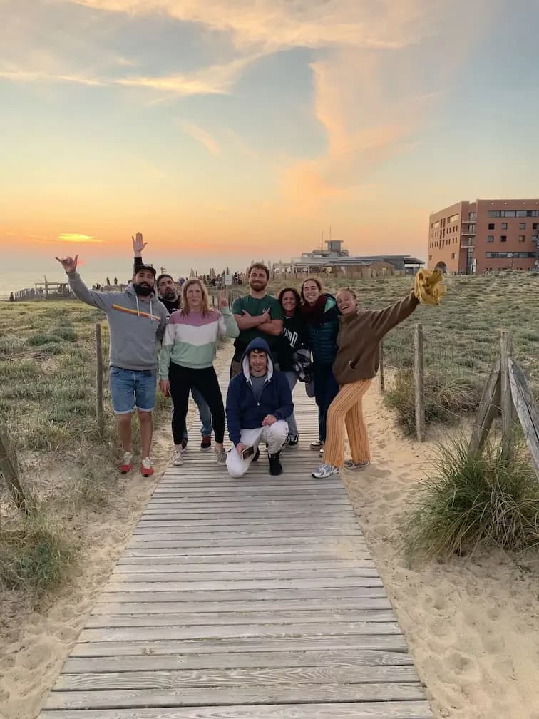 Participants au surfcamp sud ouest France organisé par The Family Bike sur la plage de Santocha à Capbreton.