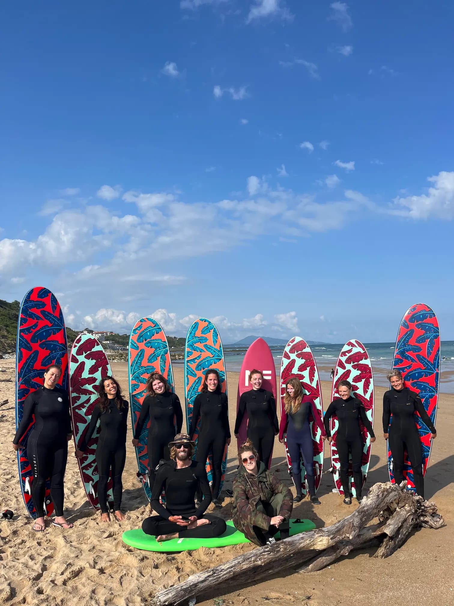 10 femmes faisant un cours de surf à Biarritz dans le cadre d'un surfcamp organisé par The Family Bike.