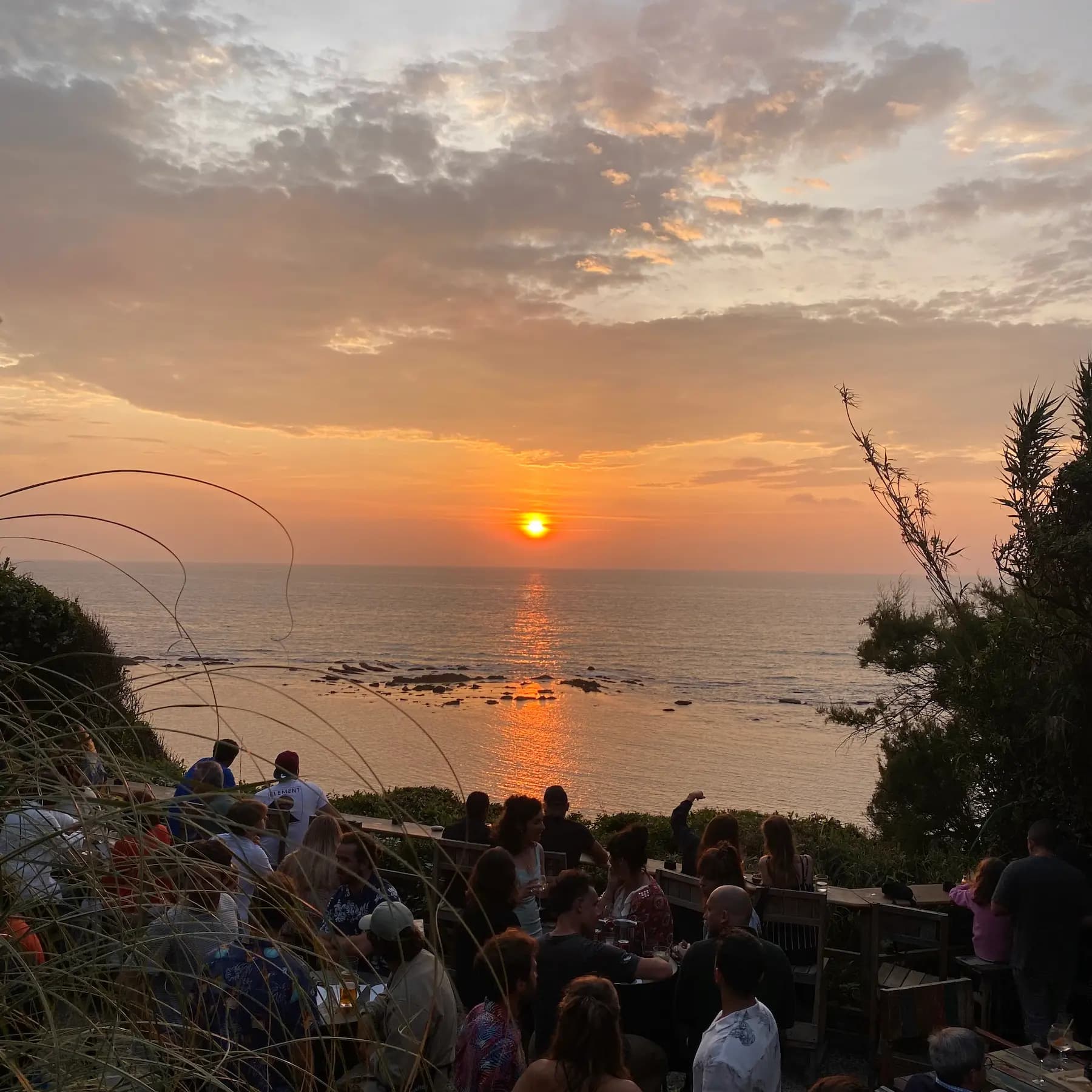 Soirée au coucher de soleil sur la plage de Saint Jean de Luz avec les participants d'un surfcamp avec The Family Bike.