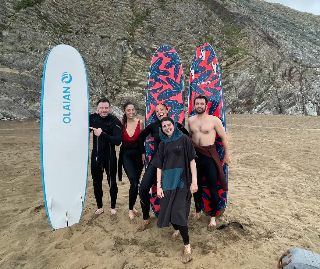 Participants prenant la pose après un cours de surf à Hossegor dans le cadre d'un surfcamp dans le sud ouest de la France avec The Family Bike.