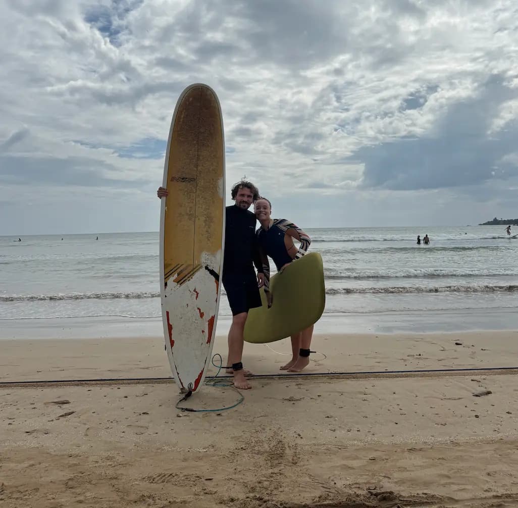 Guides du surfcamp débutant dans le sud-ouest de la France en train de pose en tenu de surf après un cours de surf à Hossegor.