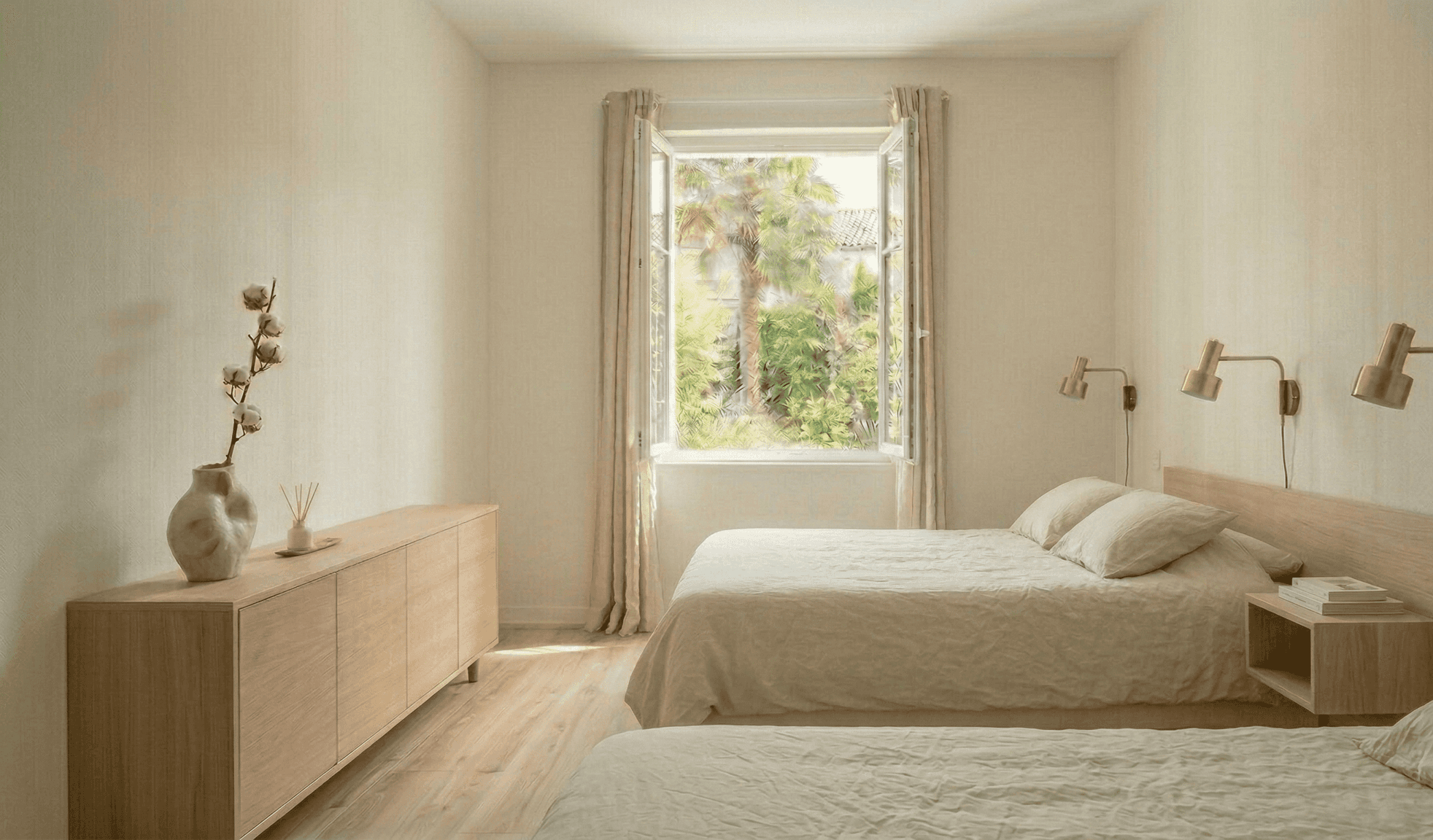 Chambre lumineuse avec deux lits doubles, murs beiges, meuble en bois avec vase décoratif, et fenêtre ouverte donnant sur un jardin.
Hébergement proposé dans les surfcamp à vélo de The Family Bike.